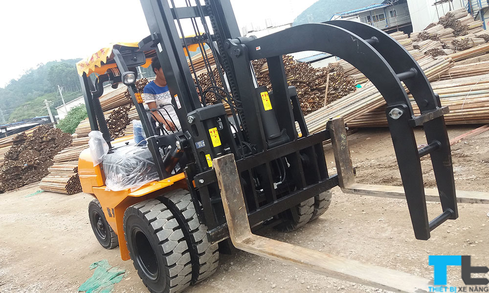 Hình ảnh tổng quan kẹp ống thép lắp trên xe nâng